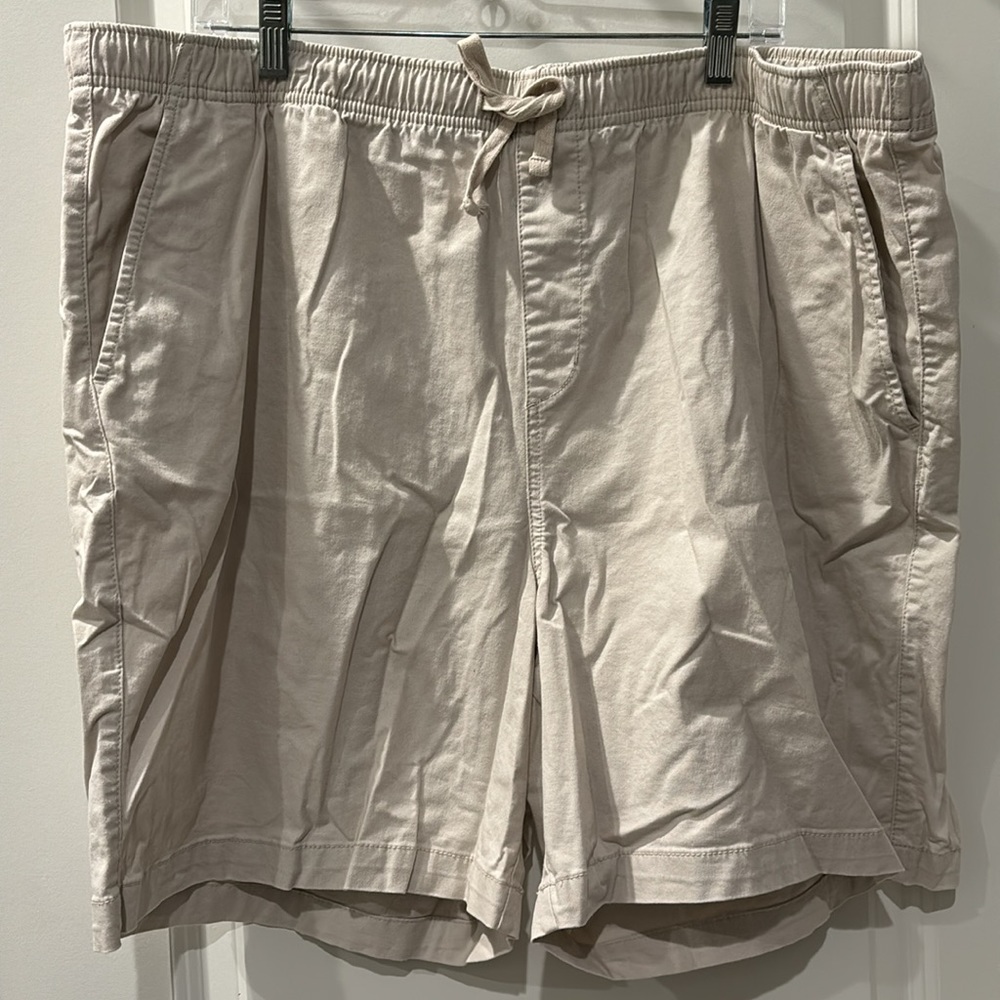 Men’s tan shorts